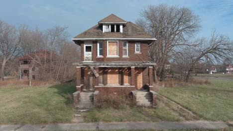 vista de drones de una casa en ruinas en un barrio de detroit