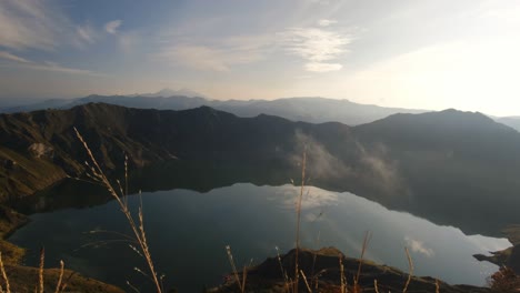 厄瓜多爾安第斯山脈的基洛托亞 (quilotoa) 水坑上空的雲端