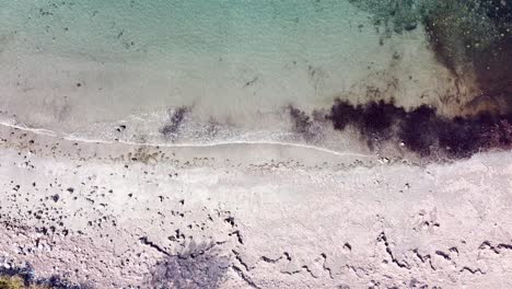 vista aérea de pájaros de la impresionante playa de arena blanca y olas rompiendo en una isla tropical en timor leste, sudeste de asia