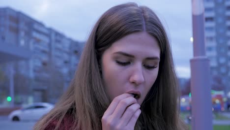mujer en una ciudad al crepúsculo
