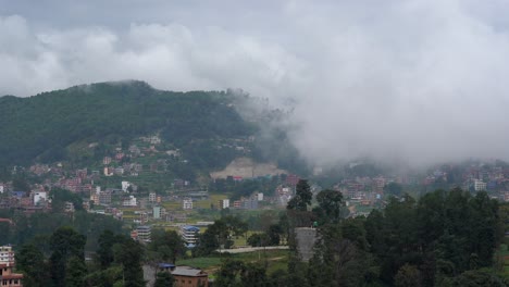 Nubes-A-La-Deriva-Sobre-Las-Montañas-Y-Hacia-El-Exuberante-Valle-Verde-Y-Sobre-El-Pequeño-Pueblo