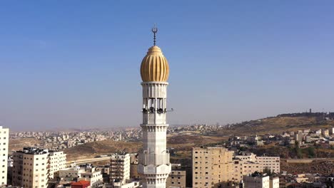 minarete de la torre de la mezquita en el campamento de refugiados de anata, jerusalén, vista aérea
