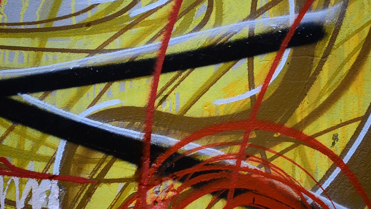 Graffiti på et hegn, en baggrund. Kunstneren maler graffiti