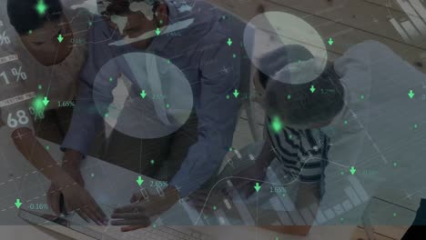 animación del procesamiento de datos financieros en un grupo de empresarios