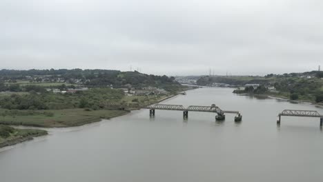 antena: puente ferroviario fuera de servicio sobre el río suir en el sur de irlanda