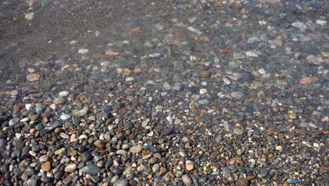 guijarros marinos y olas oceánicas en la playa