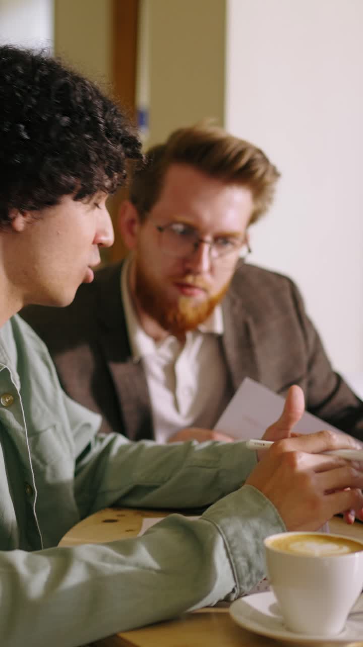 To mænd diskuterer forretningsidéer under et uformelt møde