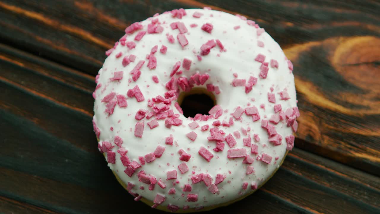 donut glaseado con chispitas rosas
