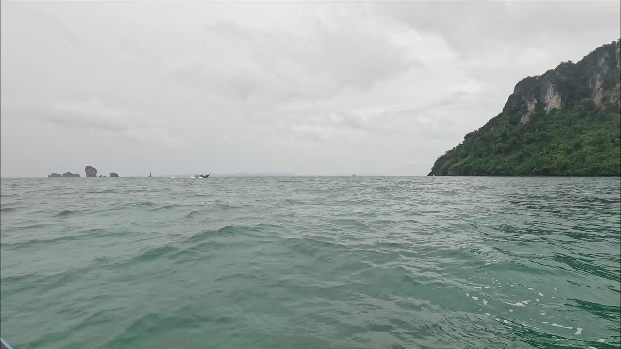 회색 하늘과 배를 가진 열대 섬 해경