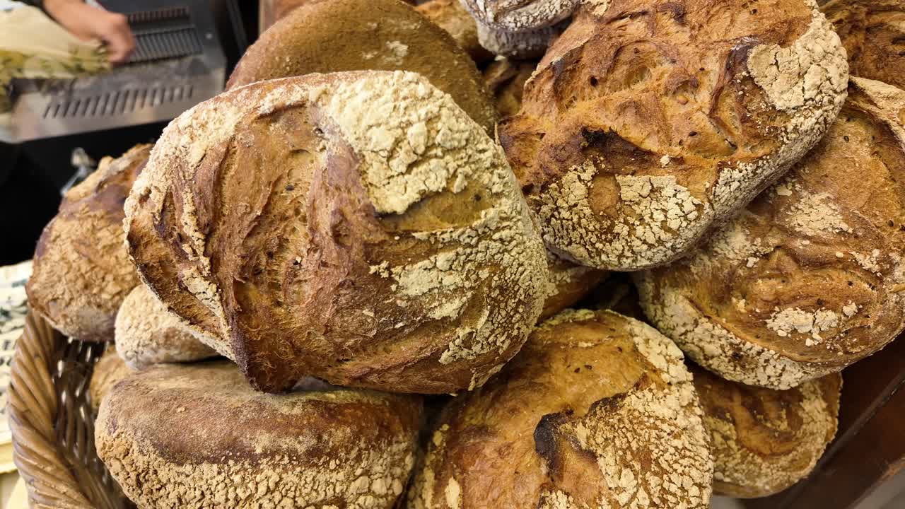 variedad de pan recién horneado