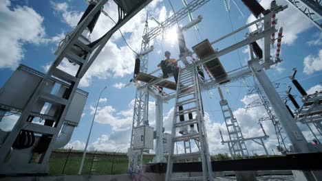 construcción de una subestación de transformador. ingeniero eléctrico control de cableado de energía eléctrica en torre de acero, construcción eléctrica y servicios de mantenimiento en todo, infraestructura de transmisión de energía eléctrica, transmisión de máximo voltaje