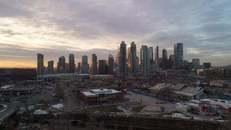 Vuelo-Con-Drones-Del-Centro-De-Calgary-En-La-Hora-Dorada