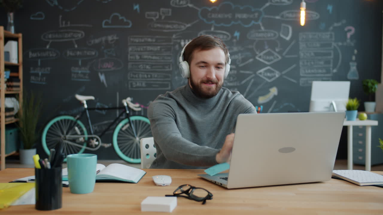 hombre trabajando en una computadora portátil en una oficina moderna