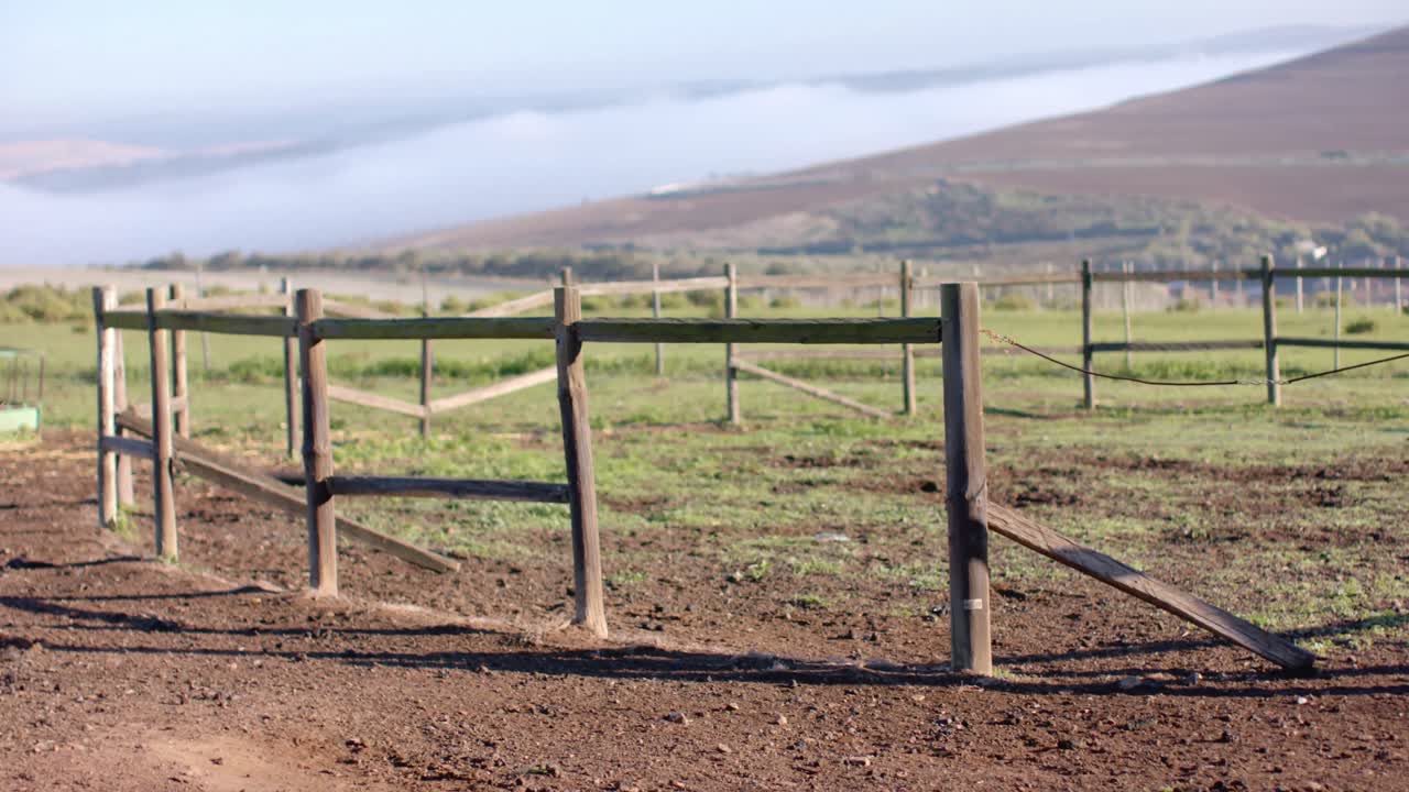 valla de madera en un campo agrícola en el campo en un día soleado, cámara lenta
