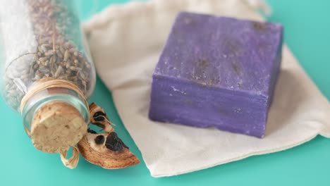 jabón de lavanda con ingredientes naturales