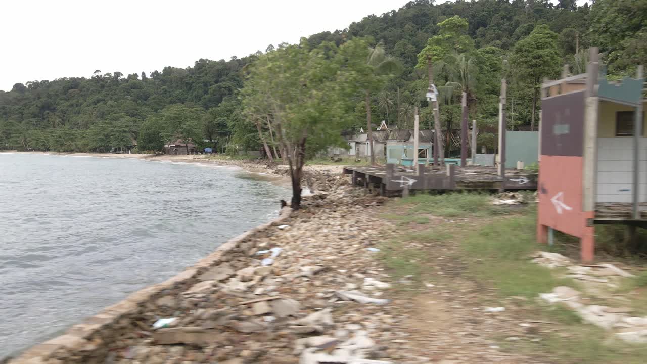 코비드 19가 관광에 미치는 영향으로 태국 코창에 있는 버려진 버려진 방갈로 비치 리조트의 왼쪽 이동 트럭