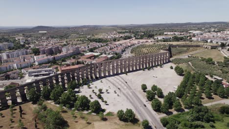 el fascinante acueducto de amoreira, vista general de un círculo aéreo. elvas, portugal