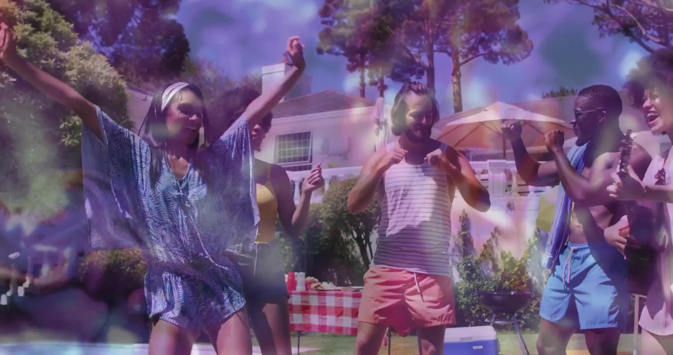 Amici che ballano a bordo piscina con musica, attivando note musicali e icone animate per il marketing.