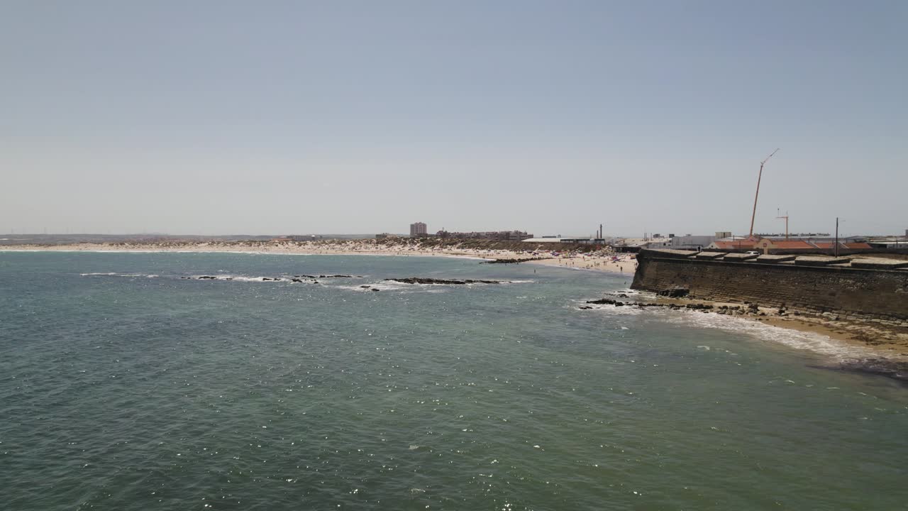 peniche 해안선과 유명한 praia da gamboa 해변을 따라 공중