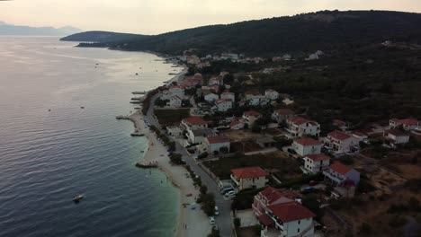 4K-Drohnenaufnahmen-Aus-Der-Luft,-Die-über-Einen-Kroatischen-Strand-Fallen