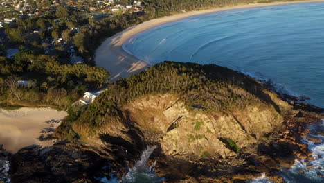 Tiro-Giratorio-De-Drones-De-Un-Afloramiento-Rocoso-En-El-Océano-En-La-Playa-De-Scotts-Head-En-Australia