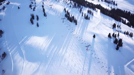 Panoramablick-Von-Oben-Von-Der-Drohne-Auf-Der-Seilbahn-Im-Skigebiet