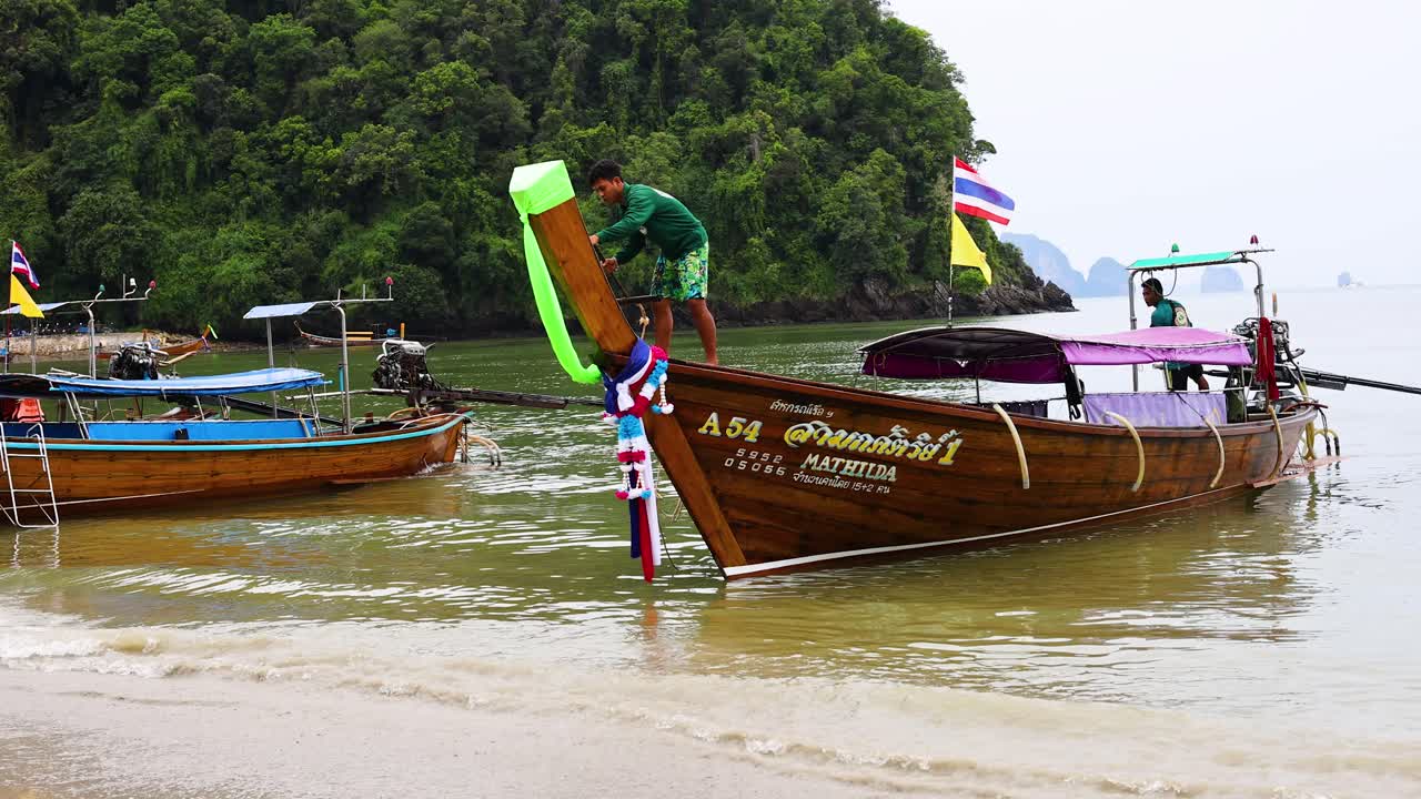 barcos de cola larga en una playa tropical