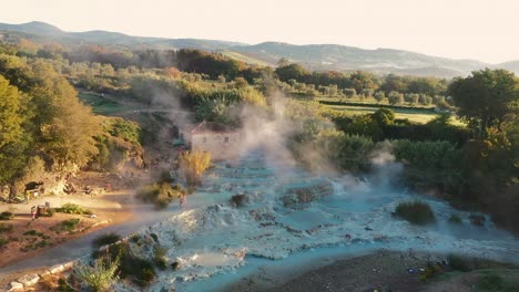 Cascada-Del-Mulino,-Relajante-Baño-De-Aguas-Termales-Naturales,-Saturnia,-Toscana,-Italia,-Europa,-Vista-De-Drone-Subiendo,-Inclinada-Hacia-Abajo