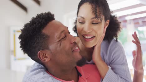 Retrato-De-Una-Feliz-Pareja-Afroamericana-Teniendo-Videollamada