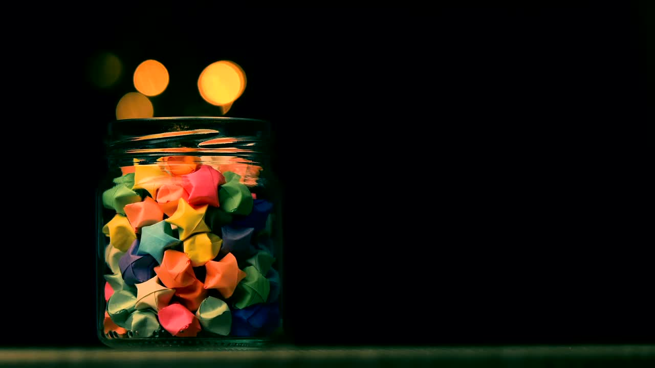 스타 오리가미 (star origami) - 유리 항아리, 축제 빛, 선물 축하를 위한 상징, 새해를 축하하는 행복한 시간, 4k 디시 해상도