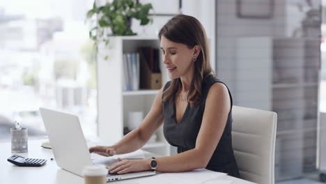 mujer trabajando en una computadora portátil en la oficina