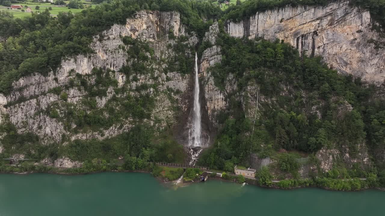 Vista aerea della cascata Seerenbachfälle che scende a cascata da una scogliera nel Walensee in Svizzera