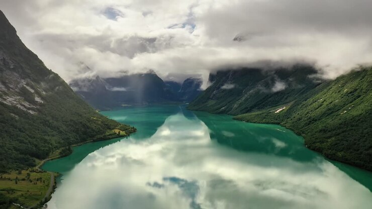 Bella natura, paesaggio naturale della Norvegia, lago Lovatnet