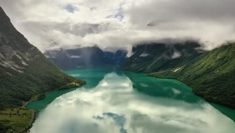 Schöne-Natur-Norwegen-Natürliche-Landschaft-Lovatnet-See.