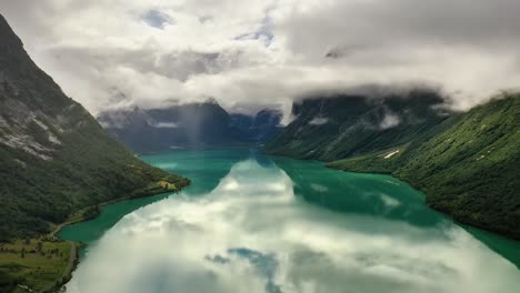 la hermosa naturaleza de noruega paisaje natural lago lovatnet.