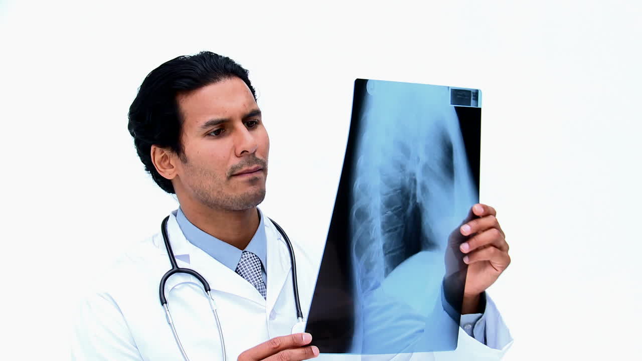 cirujano mirando una radiografía