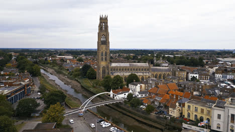 Belleza-Escénica-De-Boston,-Lincolnshire,-En-Fascinantes-Imágenes-Aéreas-De-Drones:-Puerto,-Barcos,-Iglesia-De-Saint-Botolph,-Puente-De-Saint-Botolph