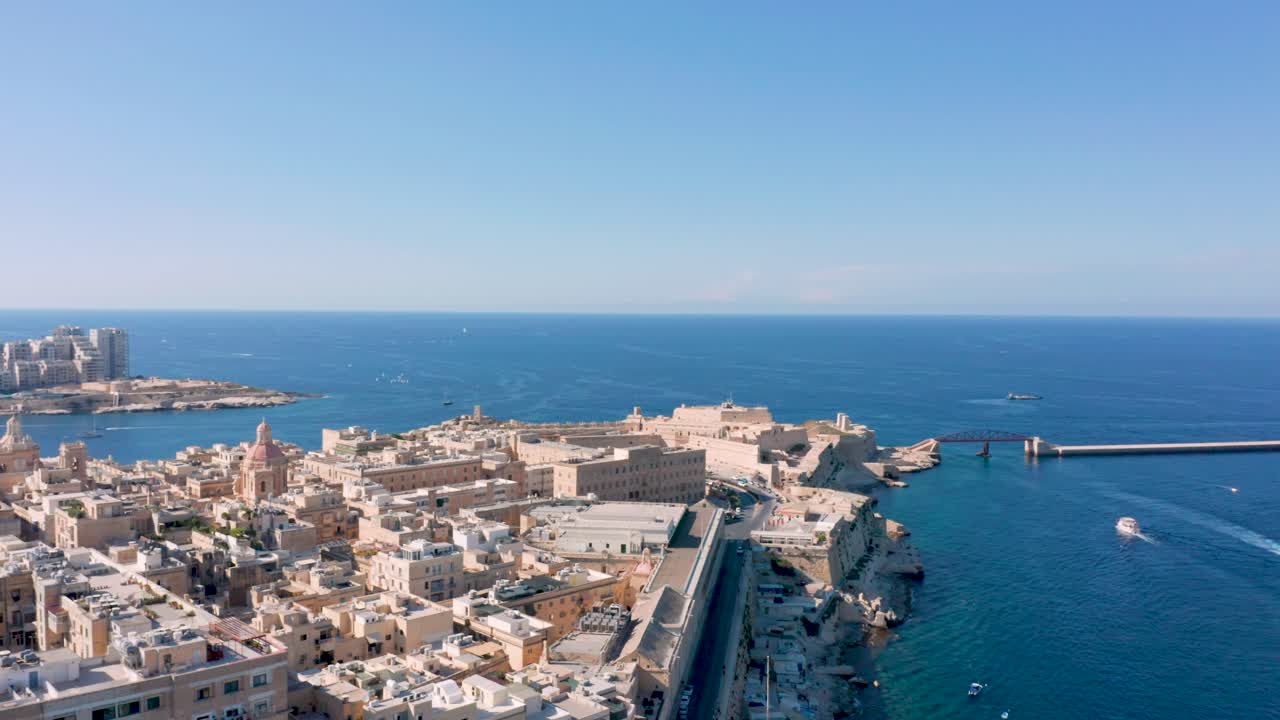 Drone in volo sopra la città di La Valletta a Malta