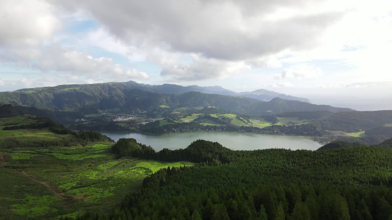 카스텔로 브란코 근처 의 아름다운 호수 와 아름다운 숲 에 대한 공중 전망