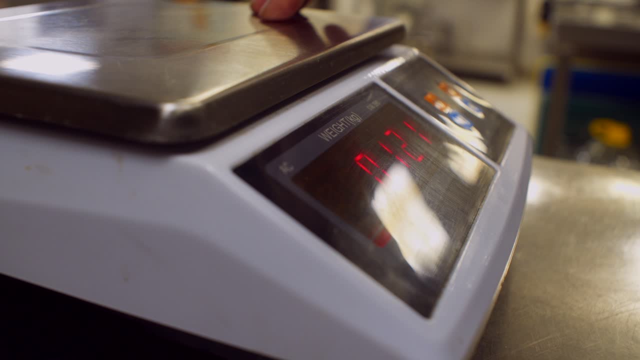 cerca de la escala de peso de cocina profesional, comprobando si funciona correctamente, vista lateral 4k