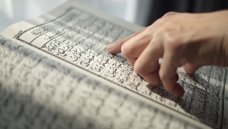 hombre musulmán leyendo el corán en la mezquita, de cerca