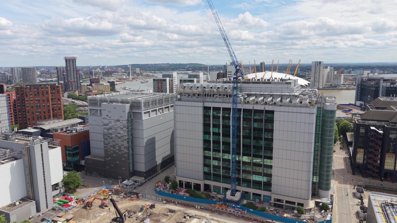 Perspectiva aérea de un sitio de construcción de un Centro de Datos en Londres durante el día. Un gran edificio con una grúa se alza junto a otro edificio moderno