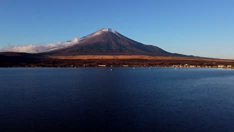 Majestuoso-Monte-Fuji-Al-Atardecer-Con-Un-Tranquilo-Lago-En-Primer-Plano-Y-Cielos-Despejados