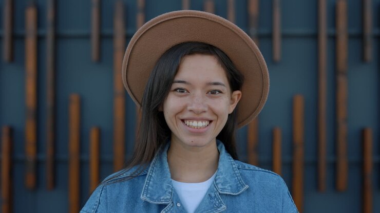 Donna sorridente con un cappello