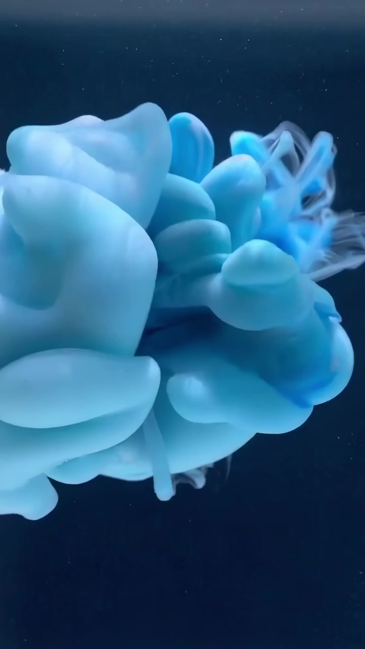 Inchiostro Blu e Bianco che Si Agita nell'Acqua