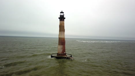 Luftaufnahme-Vom-Leuchtturm-Von-Morris-Island,-Der-Auf-Der-Südseite-Der-Einfahrt-Zum-Hafen-Von-Charleston-Steht