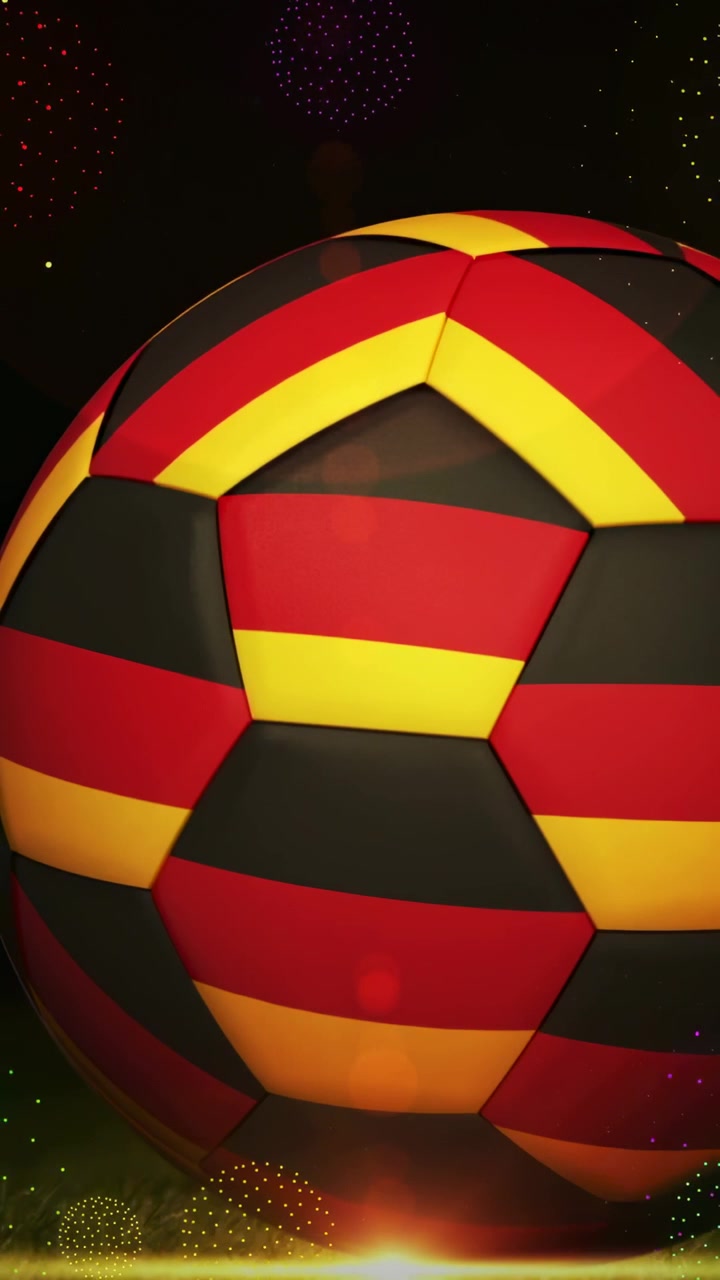 Video verticale: Giocatore calcia un pallone da calcio sull'erba sintetica, con scintille arancioni, telecamera che segue l'azione sportiva.