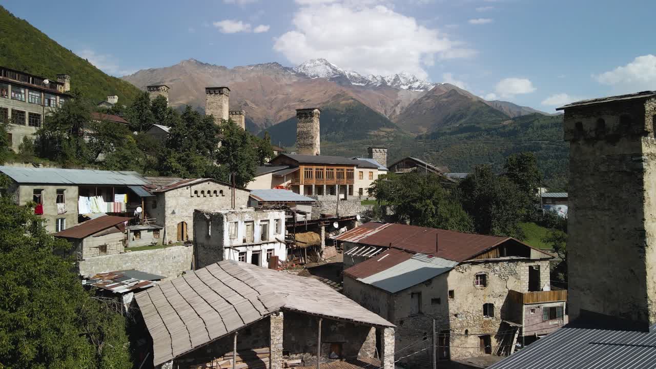 Vista di un'area residenziale e delle montagne del Caucaso sullo sfondo, Svaneti, Georgia