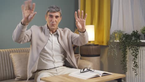 el viejo está bailando de una manera graciosa.