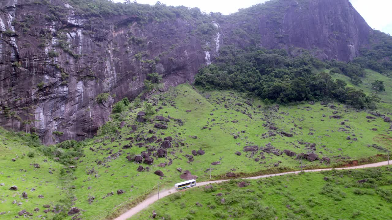 브라질 의 산꼭대기 를 따라 휘어지는 도로 에 있는 버스, 공중